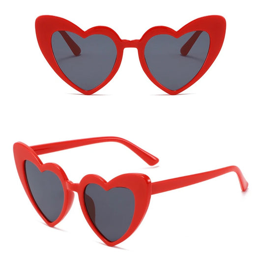 Gafas de sol retro con montura de corazón rojo