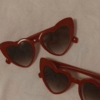 Gafas de sol retro con montura de corazón rojo