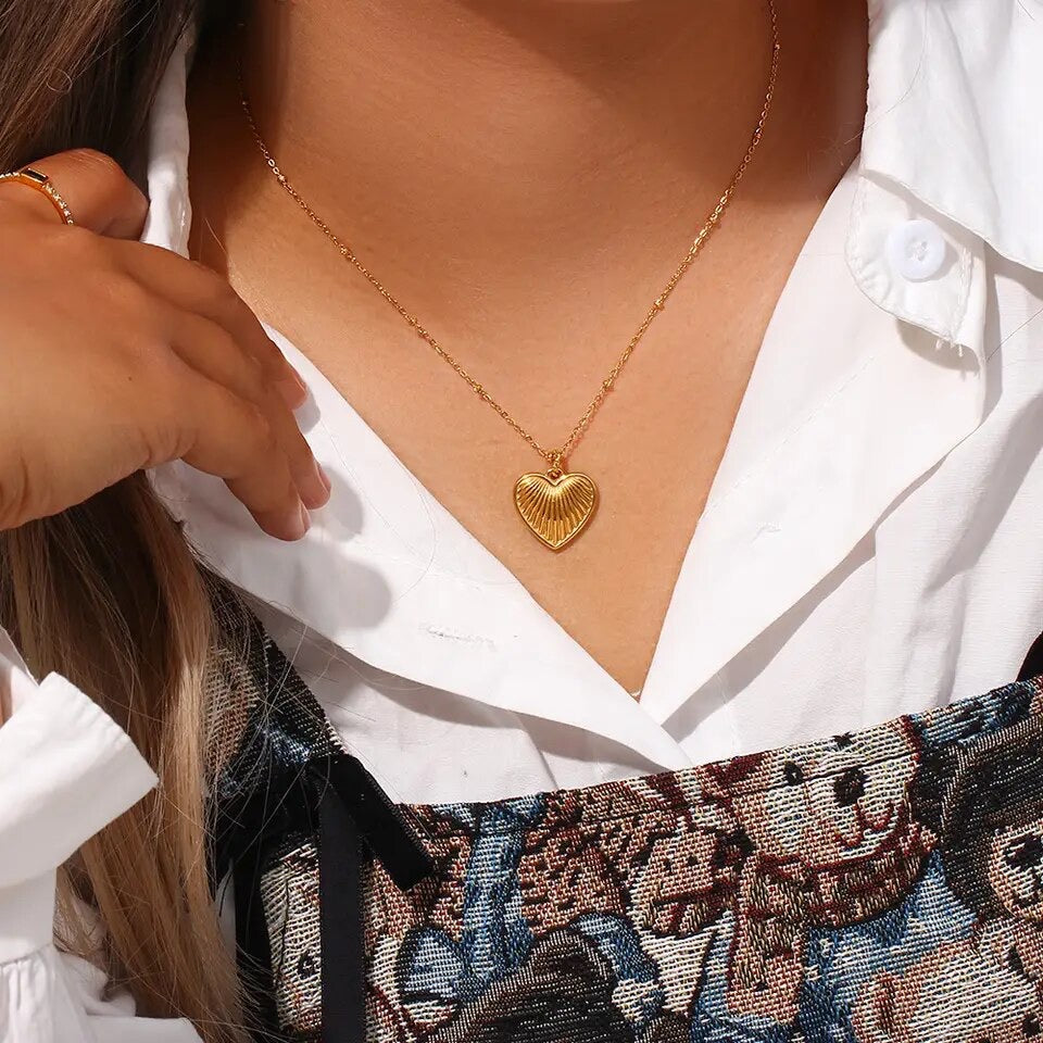 Gold Ribbed Heart Necklace